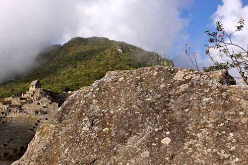 Abbildung 3: Historische Stadt Machu Picchu links und Felsen (Miraglia 2010)